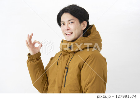 ダウンジャケットを着た男性　OKサイン　白背景 127991374