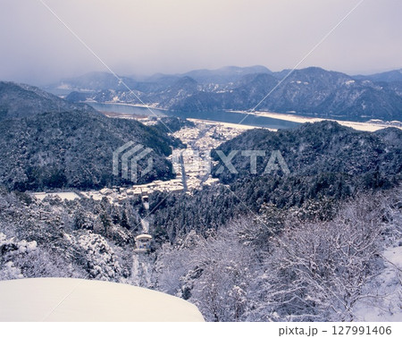 城崎温泉の雪景色と円山川/城崎ロープウェイ、大師山山頂より眺望 城崎温泉の雪景色と円山川/城崎ロープウェイ、大師山山頂より眺望 127991406
