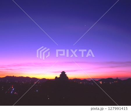 「世界文化遺産」「国宝」姫路城の朝焼け（男山配水池公園より眺望） 127991415