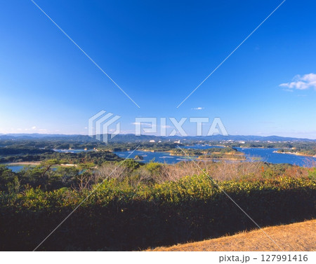 伊勢志摩・英虞湾、登茂山公園展望台より賢島、真珠の養殖筏群を展望/伊勢志摩国立公園 127991416