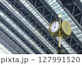 大阪駅　時空の広場にある時計台 127991520