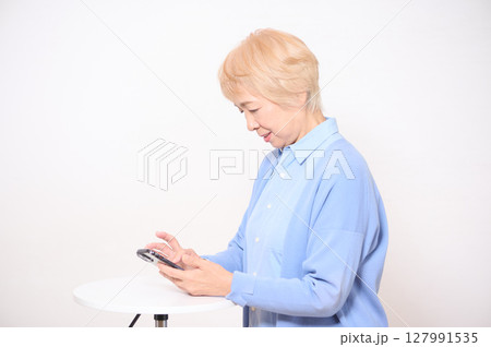 スマホの操作をしているシニア女性 スマホの操作をしているシニア女性 127991535