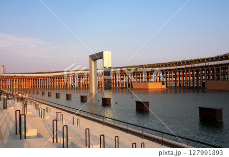 大阪関西万博のウォータープラザと大屋根リング 127991893