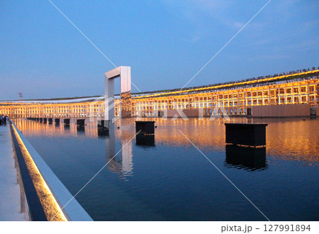 大阪関西万博のウォータープラザと大屋根リング 127991894