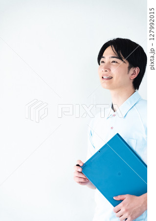 ファイルを持つ介護職の男性 ファイルを持つ介護職の男性 127992015