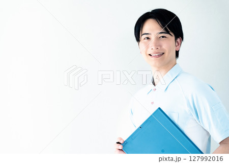 ファイルを持つ介護職の男性 127992016