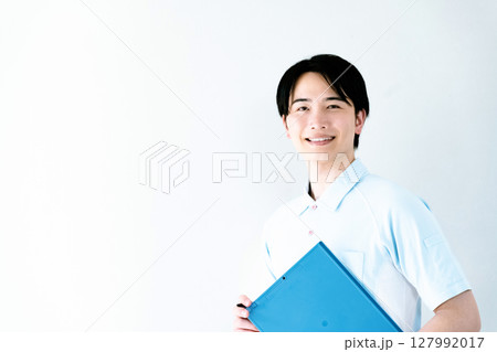 ファイルを持つ介護職の男性 ファイルを持つ介護職の男性 127992017