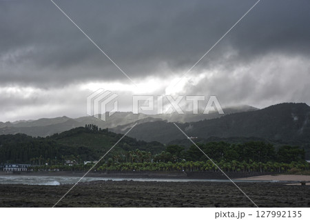 雨雲の間から注ぐ神々しい光　宮崎県青島での大自然の風景 127992135