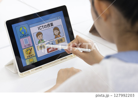 タブレットを使う小学生 127992203