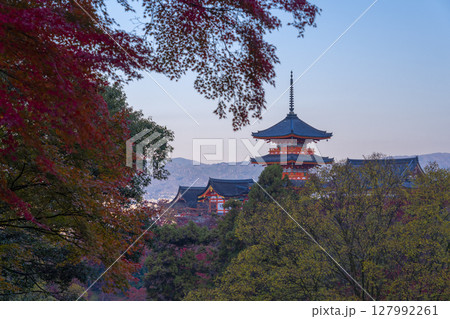紅葉の季節　清水寺　三重塔 127992261