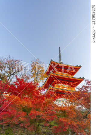 紅葉に包まれた秋の清水寺の三重塔 127992279