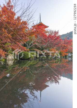 紅葉に包まれた秋の清水寺の三重塔　リフレクション 127992284