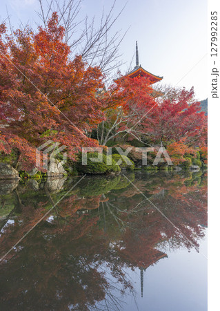 紅葉に包まれた秋の清水寺の三重塔　リフレクション 127992285