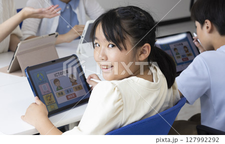 タブレットを使う小学生 127992292