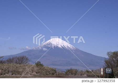 長尾峠駐車場から見た富士山 127992358