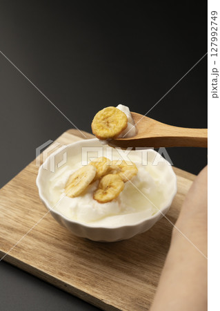 ヨーグルトに乗せたバナナチップス 127992749