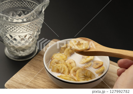 牛乳をかけたバナナチップス 127992782