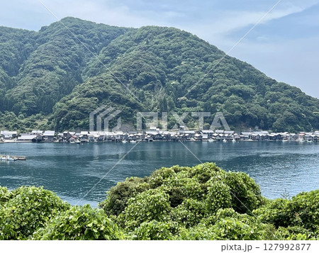 高台から眺めた伊根の舟屋の景色 127992877