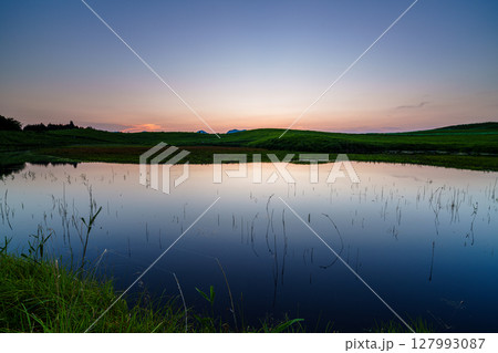 日没後空とお亀池水面を美しく染め上げる曽爾高原の夕焼け ゴールデンタイム編③ 日没後空とお亀池水面を美しく染め上げる曽爾高原の夕焼け ゴールデンタイム編③ 127993087