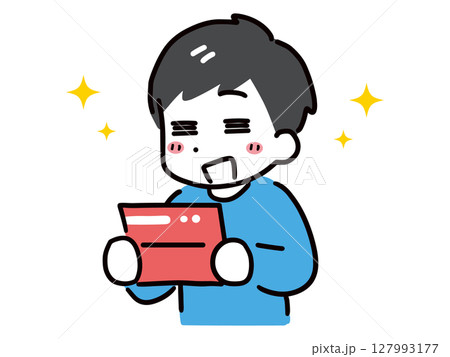 通帳を見て喜ぶ男性 127993177