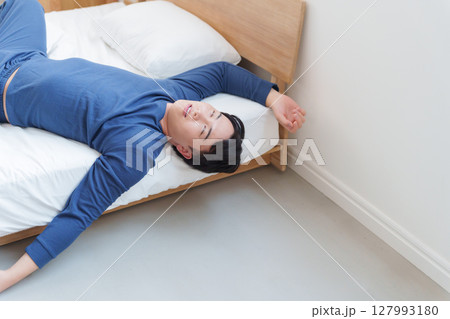 寝相が悪い男性 寝相が悪い男性 127993180