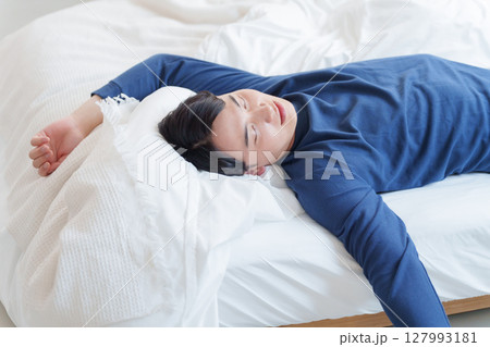 寝相が悪い男性 127993181