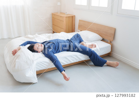 寝相が悪い男性 127993182