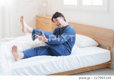 足を攣る男性 足を攣る男性 127993184