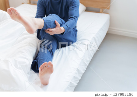 足を攣る男性 足を攣る男性 127993186