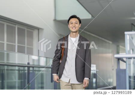 カメラ目線で笑顔の40代前半の男性 カメラ目線で笑顔の40代前半の男性 127993189
