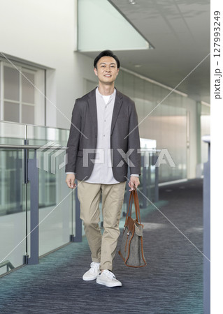 カメラ目線の40代前半の男性 127993249