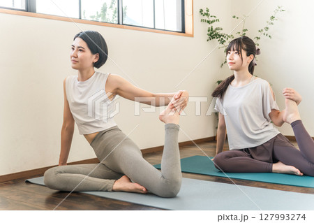 ヨガスタジオ・ヨガ教室でヨガ・ピラティスをする女性達（スポーツジム） 127993274