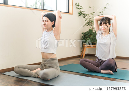 ヨガスタジオ・ヨガ教室でヨガ・ピラティスをする女性達(スポーツジム) ヨガスタジオ・ヨガ教室でヨガ・ピラティスをする女性達(スポーツジム) 127993278
