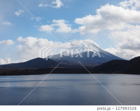 山中湖から見る富士と雲 山中湖から見る富士と雲 127993328