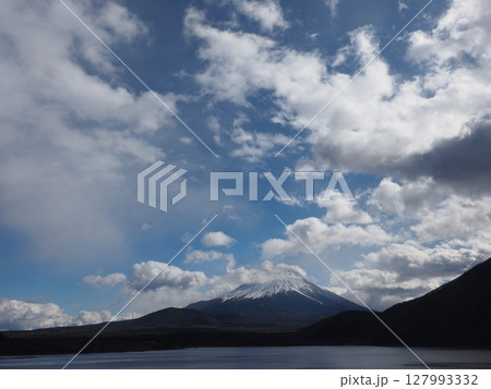 山中湖から見る富士と雲 山中湖から見る富士と雲 127993332