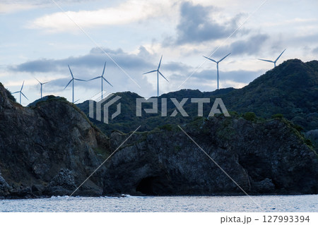 中木港近くの山岳に設置されている、巨大な風力発電機のプロペラ。  ヒリゾ浜中木南伊豆町伊豆半島静岡県 127993394