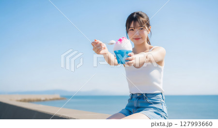 青空の下、涼しさを感じるかき氷タイム 127993660