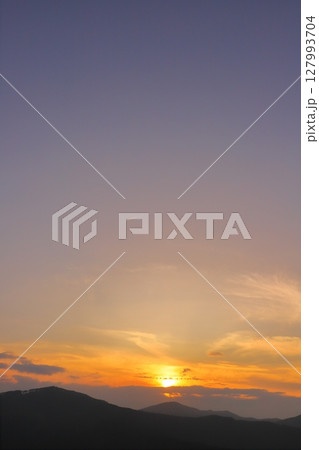 夕焼け空 夕日 飛行機雲 雲 山地 夕焼け空 夕日 飛行機雲 雲 山地 127993704