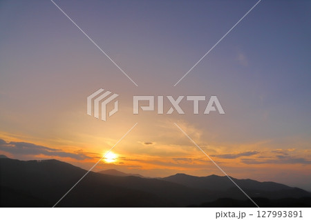 夕焼け空　夕日　雲　山地 127993891