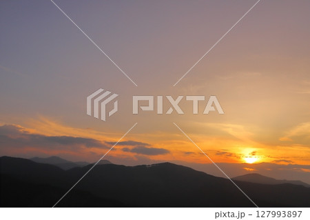 夕焼け空 夕日 雲 山地 夕焼け空 夕日 雲 山地 127993897