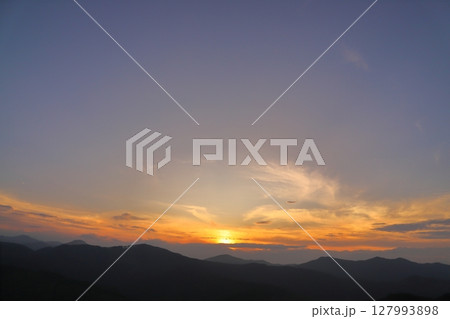 夕焼け空 夕日 雲 山地 夕焼け空 夕日 雲 山地 127993898
