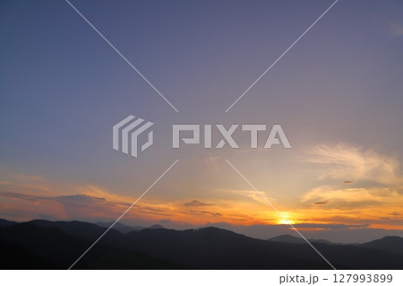 夕焼け空　夕日　雲　山地 127993899
