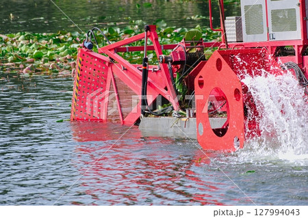 水草刈取船が水草を刈り取っている 水草刈取船が水草を刈り取っている 127994043