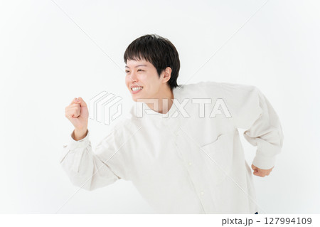 走る男性　カジュアル 127994109
