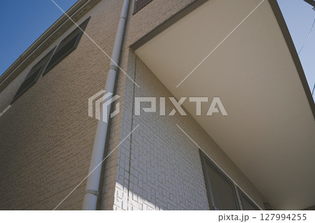 一戸建ての外壁に落ちる影 一戸建ての外壁に落ちる影 127994255