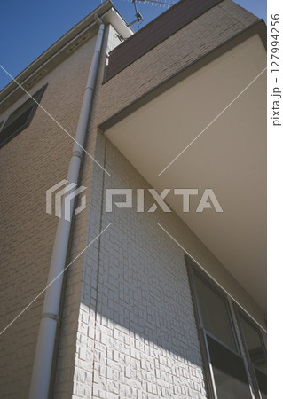 一戸建ての外壁に落ちる影 127994256