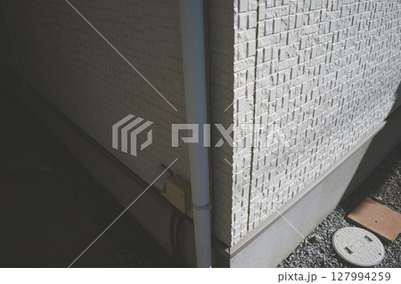 一戸建ての外壁の角 127994259