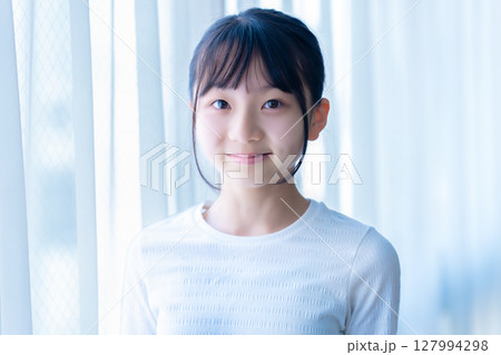 窓際でくつろぐ女子中生 127994298