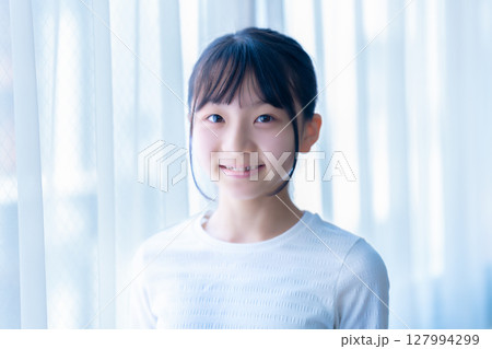 窓際でくつろぐ女子中生 127994299