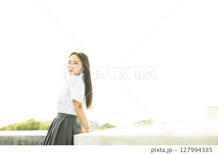 女子高生のポートレート　アンニュイ　カメラ目線 127994385